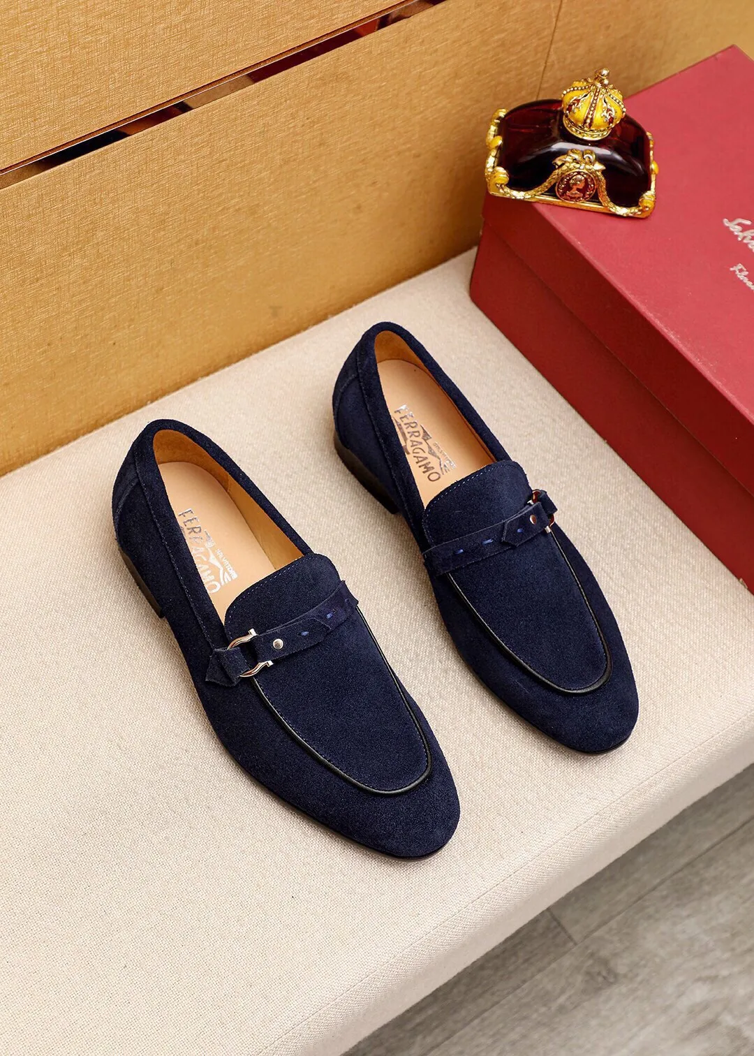 Men's shoes 💰460 💐 Product trademark: Ferragamo "Ferragamo" casual leather shoes Regular size: 38-44 (45.46.47🉑️Customized) Product materials: Selected imported first-layer frosted calfskin upper + luxury hardware buckle, imported water-dyed cow leather lining. Strong three-dimensional visual effect, original outsole color: 2 colors available